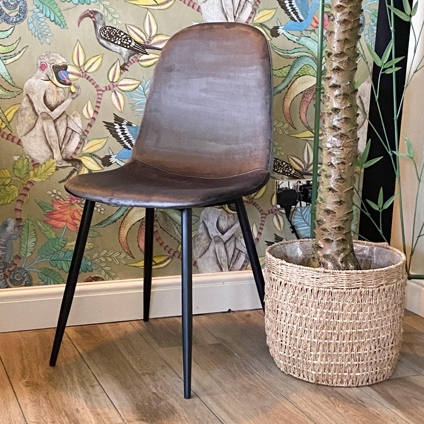 AcaciaHome Modern & Stylish Velvet Cushion Padded Fabric Chair with Black Metal Legs – Comfortable Upholstery with Strong Frame Perfect for Living Rooms, Dining Areas, Offices, & Lounges (Grey)