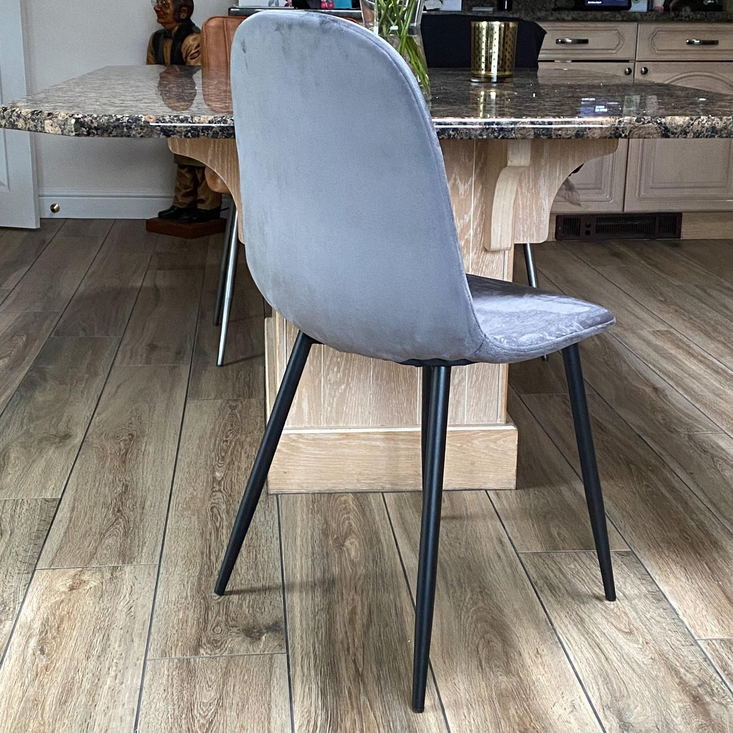AcaciaHome Modern & Stylish Velvet Cushion Padded Fabric Chair with Black Metal Legs – Comfortable Upholstery with Strong Frame Perfect for Living Rooms, Dining Areas, Offices, & Lounges (Grey)